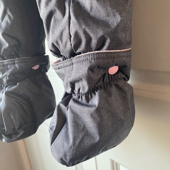 Oshkosh 1 piece snowsuit - 12 months - Picture 4 of 9